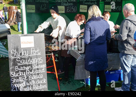 Lincoln, Lincolnshire, Großbritannien. 25. Okt 2014. Die Zwölfte große Wurst Festival fand heute in und um das Schloss. Zu den weltberühmten Lincolnshire Würstchen feiern. Riesige Menschenmengen an der jährlichen Veranstaltung unter schönen Herbst Himmel. Credit: IFIMAGE/Alamy leben Nachrichten Stockfoto