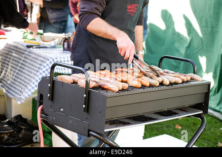 Lincoln, Lincolnshire, Großbritannien. 25. Okt 2014. Die Zwölfte große Wurst Festival fand heute in und um das Schloss. Zu den weltberühmten Lincolnshire Würstchen feiern. Riesige Menschenmengen an der jährlichen Veranstaltung unter schönen Herbst Himmel. Credit: IFIMAGE/Alamy leben Nachrichten Stockfoto