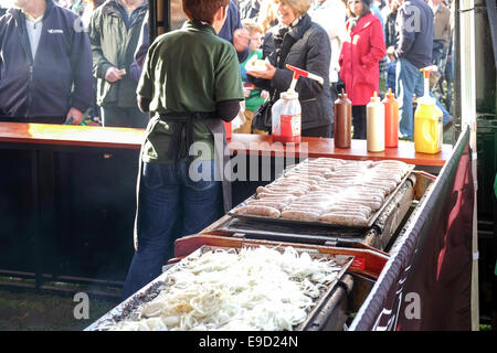 Lincoln, Lincolnshire, UK. 25. Oktober 2014. Das zwölfte große Wurst-Festival fand heute in und um das Schlossgelände. Um die Welt berühmten Lincolnshire Wurst zu feiern. Riesige Menschenmengen nahmen an der jährlichen Veranstaltung unter schönen Herbst Himmel. Bildnachweis: IFIMAGE/Alamy Live-Nachrichten Stockfoto