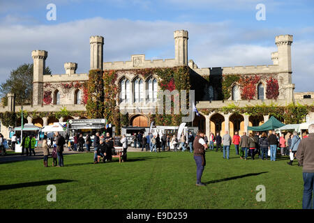 Lincoln, Lincolnshire, UK. 25. Oktober 2014. Das zwölfte große Wurst-Festival fand heute in und um das Schlossgelände. Um die Welt berühmten Lincolnshire Wurst zu feiern. Riesige Menschenmengen nahmen an der jährlichen Veranstaltung unter schönen Herbst Himmel. Bildnachweis: IFIMAGE/Alamy Live-Nachrichten Stockfoto