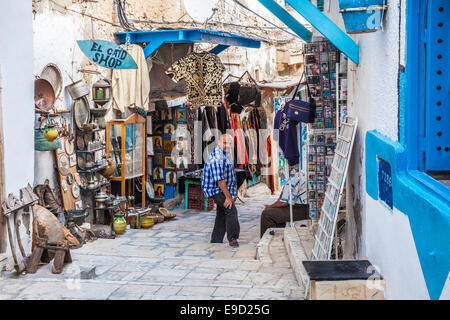 Steile, schmale Straße im Bereich Souks der Medina in Sousse, Tunesien. Stockfoto