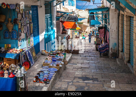 Steile, schmale Straße im Bereich Souks der Medina in Sousse, Tunesien. Stockfoto