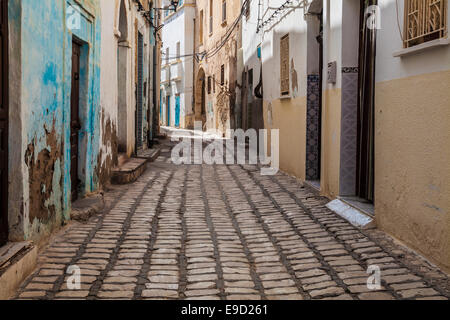 Schmalen gepflasterten Seitenstraße in der Medina von Sousse, Tunesien. Stockfoto