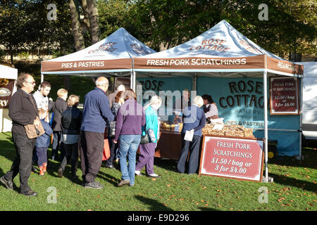 Lincoln, Lincolnshire, UK. 25. Oktober 2014. Das zwölfte große Wurst-Festival fand heute in und um das Schlossgelände. Um die Welt berühmten Lincolnshire Wurst zu feiern. Riesige Menschenmengen nahmen an der jährlichen Veranstaltung unter schönen Herbst Himmel. Bildnachweis: IFIMAGE/Alamy Live-Nachrichten Stockfoto