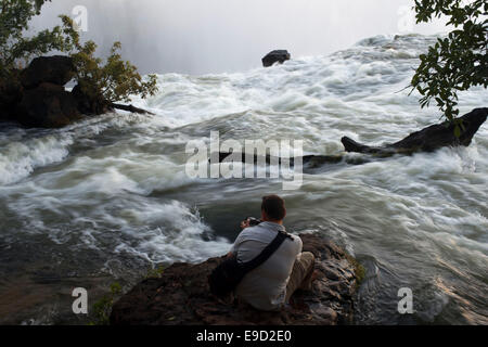 Sonnenuntergang in die Victoriafälle. Der größte Wasserfall der Welt. Die Victoria-Fälle wurden als die größten fallen Cu in Rechnung gestellt Stockfoto