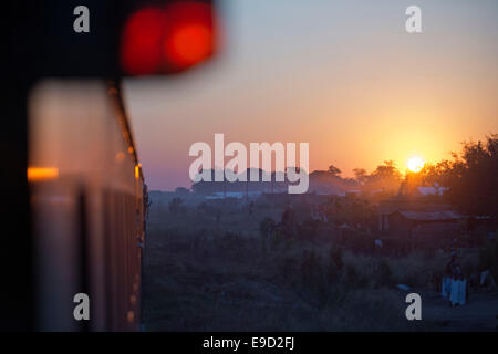 Sonnenuntergang in der Royal Livingstone Express Luxuszug. Die Dampflokomotive 156 ist eine 10. Klasse ursprünglich Zugehörigkeit zu den Zamb Stockfoto