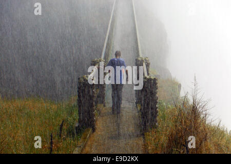 Viktoriafälle können Sie herumlaufen.  Führung durch die Victoriafälle. Zu entdecken, wie die Wasserfälle gebildet wurden und welche lokale Cus Stockfoto
