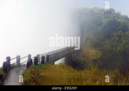 Viktoriafälle können Sie herumlaufen.  Führung durch die Victoriafälle. Zu entdecken, wie die Wasserfälle gebildet wurden und welche lokale Cus Stockfoto