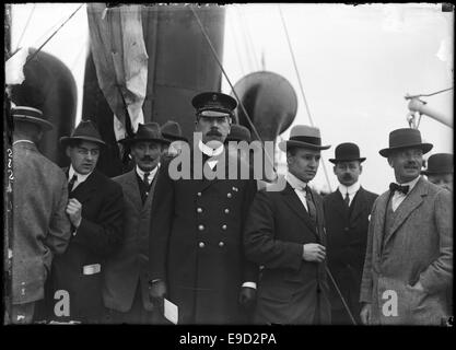 Ein Foto, das den Vorfall der Komagata Maru darstellt, bei dem ein Schiff indischer Passagiere 1914 die Einreise nach Kanada verweigert wurde. Das Bild spiegelt einen wichtigen Moment in der kanadischen Einwanderungsgeschichte wider. Stockfoto