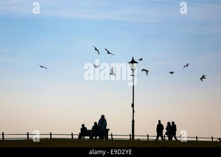 Menschen, die Silhouette auf Lytham promenade Stockfoto