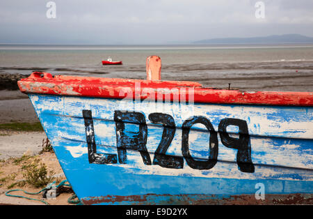 Gestrandeten Boot bei Ebbe auf Morecambe direkt am Meer Stockfoto
