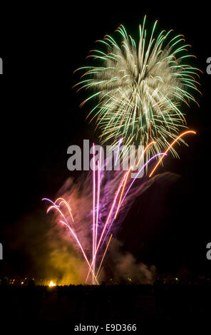 Feuerwerk am Kerl Fawkes Nacht, gemeinsame Lindfield, West Sussex, England. Stockfoto