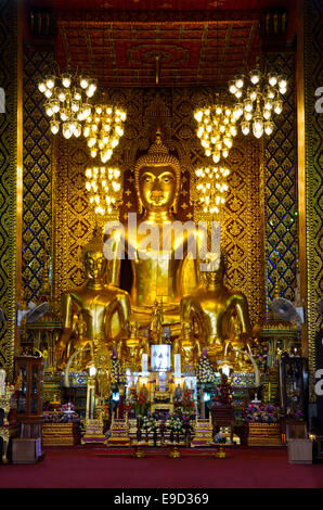 Buddha-Statue in der Kapelle des Wat Phra, dass Hariphunchai Tempel in Thailand Lamphun Provinz Stockfoto