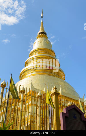 Goldene Pagode Platz für Lagerung Reliquien des Buddha im Wat Phra, dass Hariphunchai Tempel in Thailand Lamphun Provinz Stockfoto