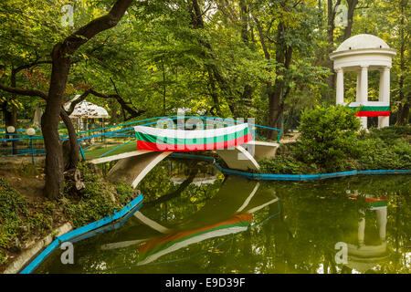 Eine kleine dekorative Teich im Sea Garden Park in Varna, Bulgarien. Stockfoto