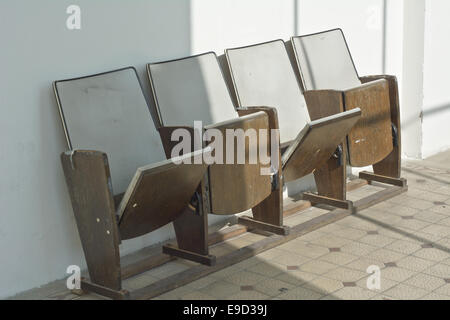 Vintage Holz Falten Down Theater-Bestuhlung Stockfoto