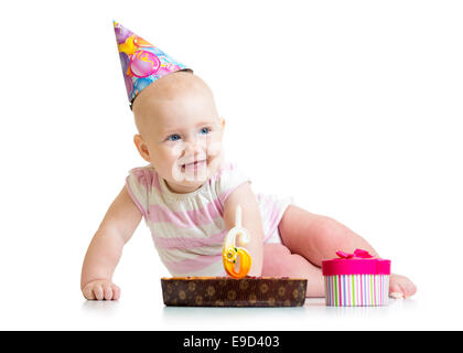 Babymädchen mit Geburtstag Kuchen und Geschenk-box Stockfoto