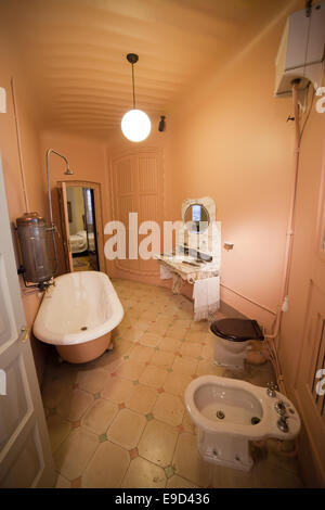 Badezimmer in der Casa Mila (La Pedrera) von Antoni Gaudi in Barcelona, Katalonien, Spanien. Stockfoto