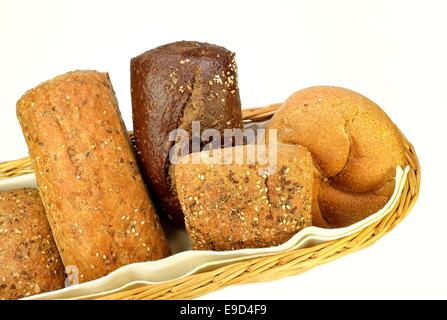 Korb mit verschiedenen Brötchen auf einem weißen Hintergrund. Stockfoto