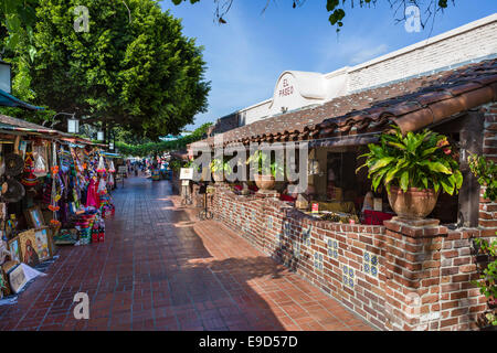 Marktstände und El Paseo Restaurant an der Olvera Street in Los Angeles Plaza Historic District, Los Angeles, Kalifornien, USA Stockfoto