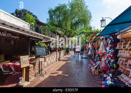 Marktstände und El Paseo Restaurant an der Olvera Street in Los Angeles Plaza Historic District, Los Angeles, Kalifornien, USA Stockfoto