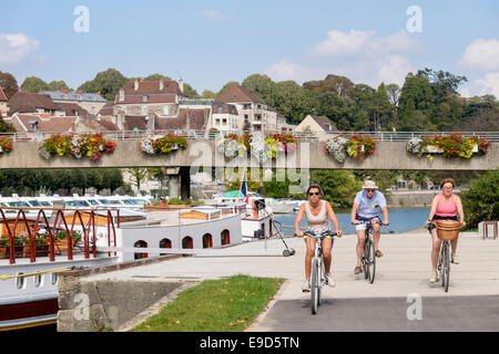 Radfahren entlang der Uferweg von Canal du Rhone au Rhin und Fluss Doubs Pers. Dole, Jura, Franche, Frankreich, Europa Stockfoto