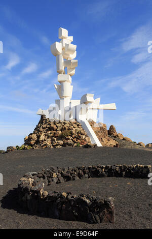 Monumento a la Fecundidad oder Bauern Skulptur von César Manrique ist ein Denkmal an die lokalen Landwirte mit Vulkanasche und Zocos in Stockfoto