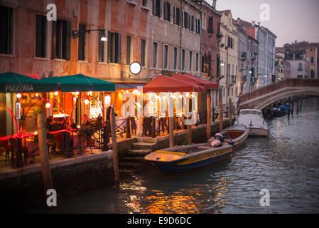 Abendessen auf einem Seitenkanal, Venedig, Italien. Stockfoto