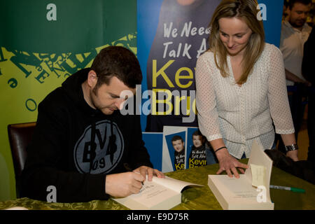 Belfast, Nordirland. 25. Oktober 2014. Komiker Kevin wurde in Belfast Unterzeichnung Exemplare seines Buches "Wir müssen über Kevin Bridges reden". Das Buch deckt sein Leben durch seine Gesellschaftskritik und Einzeiler, rückblickend auf seine Kindheit in Glasgow Credit: Bonzo/Alamy Live News Stockfoto