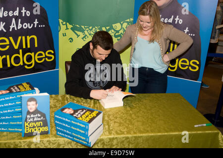 Belfast, Nordirland. 25. Oktober 2014. Komiker Kevin wurde in Belfast Unterzeichnung Exemplare seines Buches "Wir müssen über Kevin Bridges reden". Das Buch deckt sein Leben durch seine Gesellschaftskritik und Einzeiler, rückblickend auf seine Kindheit in Glasgow Credit: Bonzo/Alamy Live News Stockfoto