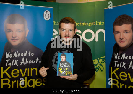 Belfast, Nordirland. 25. Oktober 2014. Komiker Kevin wurde in Belfast Unterzeichnung Exemplare seines Buches "Wir müssen über Kevin Bridges reden". Das Buch deckt sein Leben durch seine Gesellschaftskritik und Einzeiler, rückblickend auf seine Kindheit in Glasgow Credit: Bonzo/Alamy Live News Stockfoto