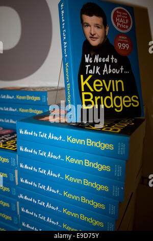 Belfast, Nordirland. 25. Oktober 2014. Komiker Kevin wurde in Belfast Unterzeichnung Exemplare seines Buches "Wir müssen über Kevin Bridges reden". Das Buch deckt sein Leben durch seine Gesellschaftskritik und Einzeiler, rückblickend auf seine Kindheit in Glasgow Credit: Bonzo/Alamy Live News Stockfoto