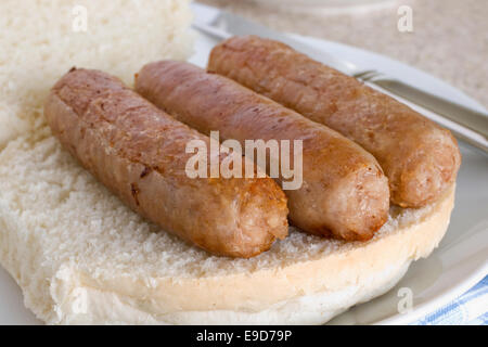 Wurstbrot oder Wurst Bap britische Lieblingssnack Stockfoto