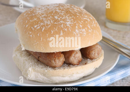 Wurstbrot oder Wurst Bap britische Lieblingssnack Stockfoto