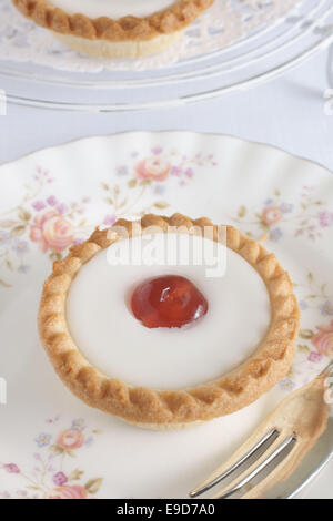 Kirsche Bakewell tart Frangipane Gebäck selektiven Fokus auf die Kirsche Stockfoto