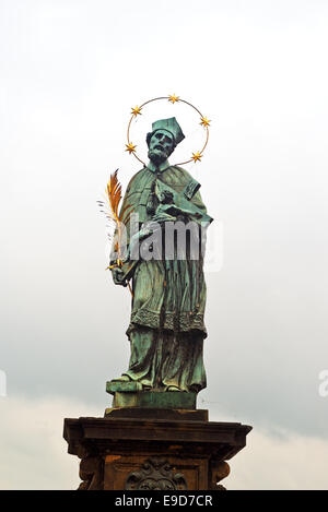 Johannes von Nepomuk-Statue auf der Karlsbrücke in Prag gehört zu den wichtigsten touristischen Attraktionen in der tschechischen Hauptstadt. Stockfoto