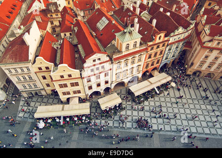 Prag-Dächer. Schöne Luftaufnahme des böhmischen Barocks mit roten Dächern. Stockfoto