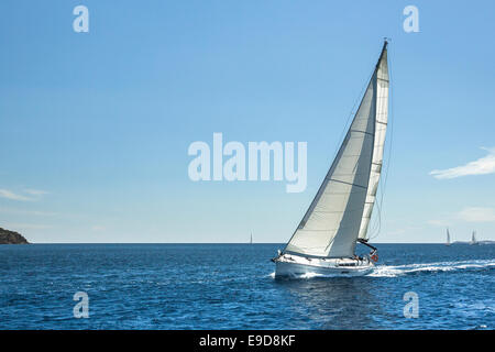 Boot in Segelregatta. Luxus-Kreuzfahrt-Yachten. Bild mit Platz für Text. Stockfoto