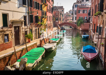 Und Motorboote auf einem Kanal in Venedig Stockfoto