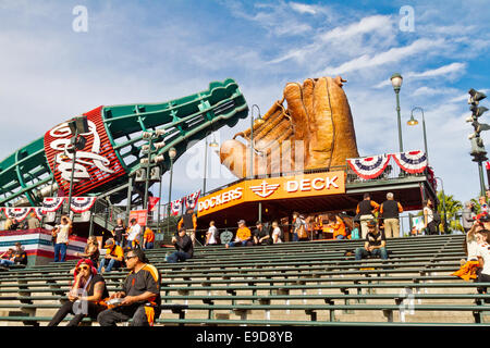 Linken Feld steht, zeigen riesige Coca Colaflasche und Handschuh im AT&T Park, Heimat der San Francisco Giants Baseballteam Stockfoto