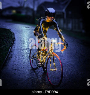 Christmas Tree Radfahrer mit LED-Beleuchtung in der Nacht. Stockfoto