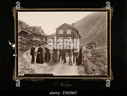 Foto von Axel Lindahl von einer Touristengruppe in Gudbrandsdalen, Norwegen, mit Frauen und Männern in der Landschaft von Rødsheim und Bøverdalen, mit Blick auf die lokale Landschaft und Touristen, die die Gegend erkunden. Stockfoto