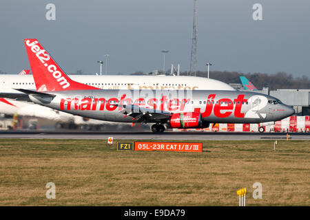 Jet2 (Manchester) Boeing 737-300 kommt zum Stillstand am Start-und Landebahn 05L Manchester Airport. Stockfoto