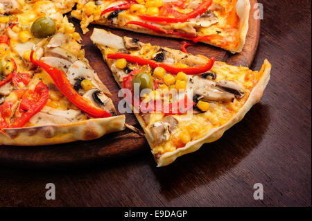 Pizza mit Mozzarella, Champignons, Oliven und Tomatensauce Stockfoto