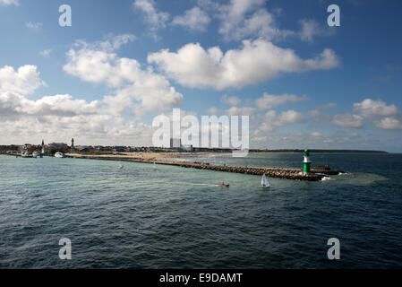 Leuchtturm an der Ostsee in Warnemünde mit Strand und Promenade im Hintergrund, Deutschland Stockfoto