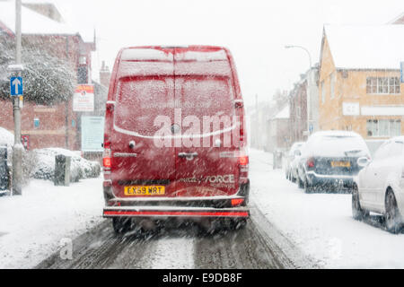 Parcel Force van Straßenfahrt in starkem Schneefall. Stockfoto