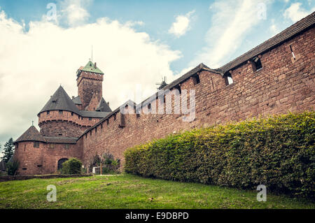 Wände des Haut-Kœnigsbourg Stockfoto