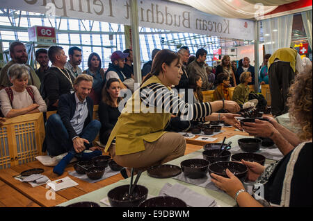 Lingotto Fiere, Turin, Italien. 25. Oktober 2014.  Salone del Gusto e Terra Madre - koreanische Stand Credit: wirklich einfach Star/Alamy Live-Nachrichten Stockfoto