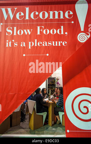 Lingotto Fiere, Turin, Italien. 25. Oktober 2014.  Salone del Gusto e Terra Madre - stehen international bei der ovalen Credit: wirklich Easy Star/Alamy Live News Stockfoto