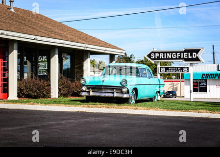 1955 Ford Custonline außerhalb Motel Route 66 Rail Haven, 203 South Glenstone Avenue, Springfield, Missouri Stockfoto